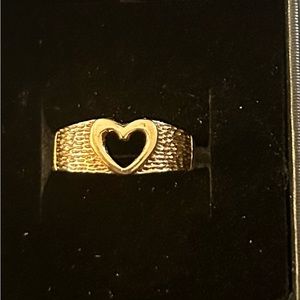 9 carat gold heart design ring.